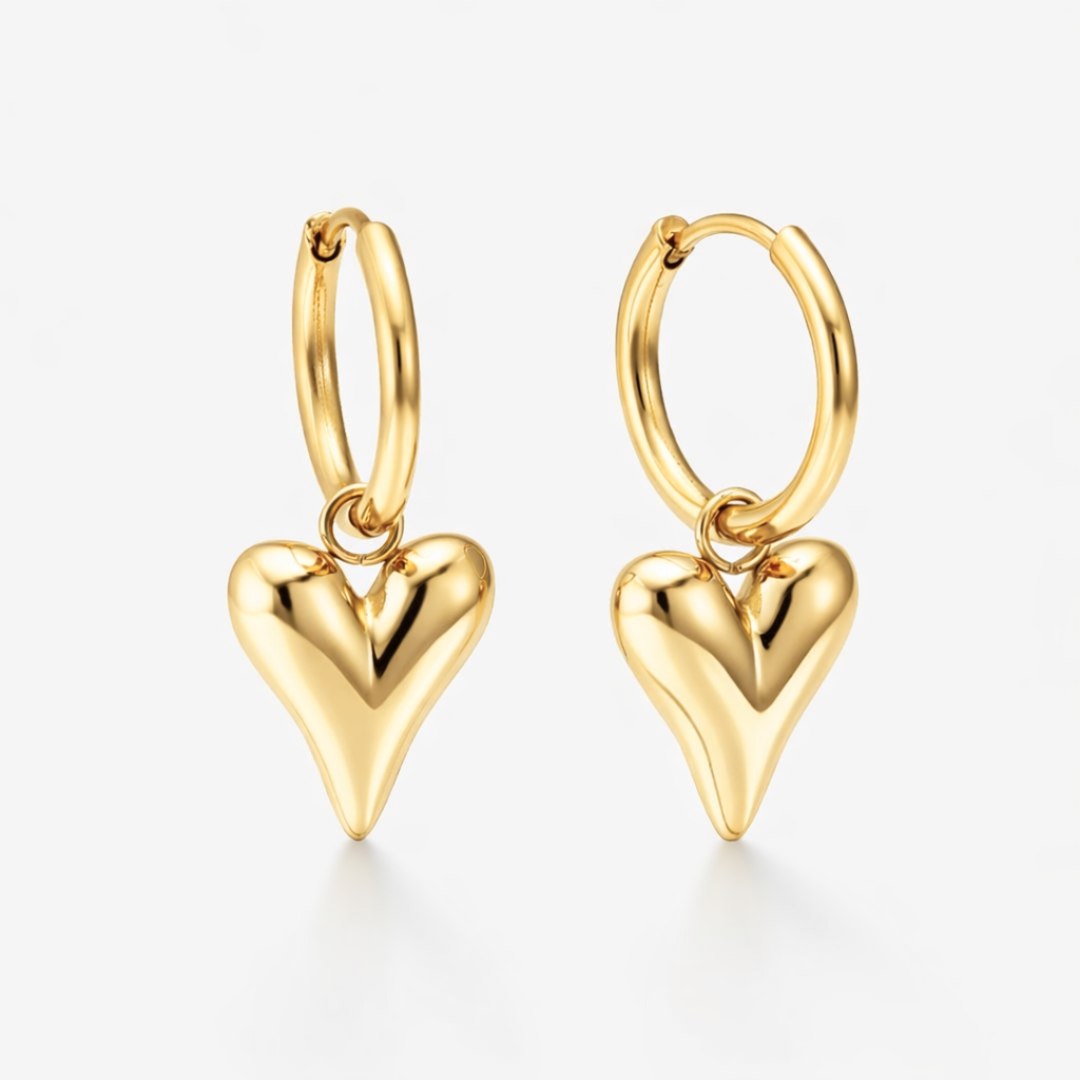 Guldbelagte hoops med smukt hjertevedhæng.
De fine hjertevedhæng giver hoop-øreringene et eksklusivt og elegant udtryk.
Øreringene er fremstillet i 18k forgyldt rustfrit stål med PVD-coating, hvilket gør dem både vandfaste og slidstærke.
De smukke Inès hjertehoops er en sød og kærlig gave til din mor, kæreste, veninde - eller til dig selv!
Perfekte som valentinsgave, konfirmationsgave, studentergave eller bare-fordi-gave til en, du holder af.
Mål: Hjerteøreringene måler ca. 15 mm (hoop) + 14 mm