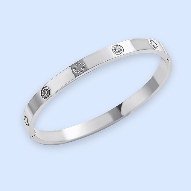 En smuk, sølvbelagt bangle (eller armring, som de også kaldes), bidrager med et eksklusivt udtryk og er det perfekte match med andre sølvarmbånd.
Sabrina er en klassisk sølvbelagt armring, der kan styles på mange måder.
Kombiner den smukke firkløverbangle med andre armbånd eller armringe for et sammensat, personligt udtryk, eller style armringen uden på sweateren for et mere trendy look.
Klikarmbånd sølv
