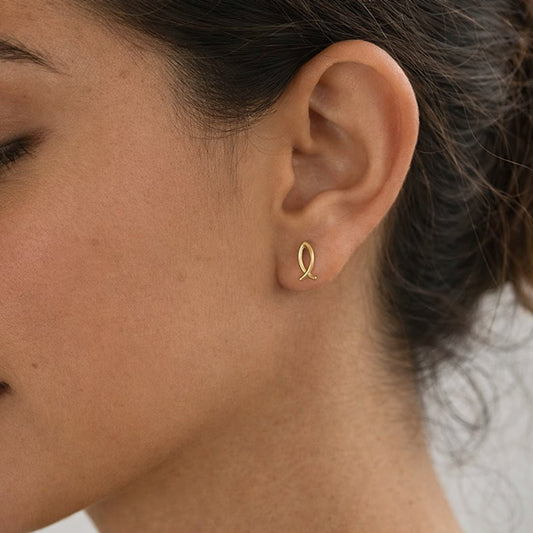 Disse fine fiske-ørestikkere er designet som små, elegante studs med et enkelt og stilrent motiv.
Den lille fisk giver øreringene et diskret symbolsk udtryk, samtidig med at designet forbliver let og minimalistisk. Resultatet er et par små øreringe, der fungerer både til hverdag og til konfirmationer.
Smykker til konfirmation
ørestikkerne er fremstillet i rustfrit stål med 18k PVD-forgyldning. vandfaste øreringe.
konfirmationsøreringe, konfirmation ørestikkere