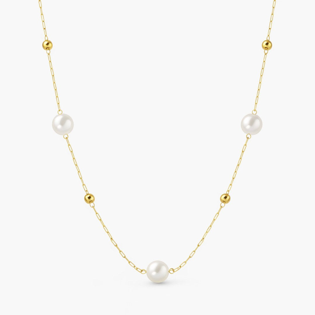 Smuk og klassisk 18k forgyldt halskæde med perler.
Den elegante Cindy guldhalskæde kombinerer klassisk perleæstetik med moderne funktionalitet.
De små kugledetaljer i guld og de fine perler er fordelt langs kæden og giver halskæden et luftigt og feminint udtryk, der fungerer både alene og sammen med andre guldhalskæder og perlesmykker.
Halskæden er fremstillet i rustfrit stål med 18k PVD-forgyldning, hvilket giver en slidstærk guldoverflade og gør smykket velegnet til daglig brug.
Perlehalskæde