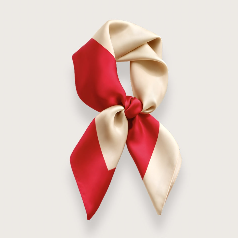 Klassiske, kvadratiske tørklæder kan bruges på utallige måder. Bind tørklædet om håret, brug det som en smuk detalje på tasken, som pandebånd, som klassisk tørklæde om halsen, eller gør lidt ekstra ud af frisuren ved at binde tørklædet om din knold eller hestehale.
Satintørklæder er et must i enhver garderobe.
Keladry satintørklæde til kvinder - rødt og beige design.