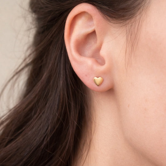 små hjerteøreringe - hjerteørestikkere studs med et enkelt hjertemotiv.
Det lille hjerte giver øreringene et symbolsk udtryk i minimalistisk design. Et par små øreringe, der fungerer både til hverdag, konfirmationer og som gave til mors dag
Smykker til konfirmation, studenterfest, bryllup, hverdag.
Ørestikkerne er fremstillet i rustfrit stål med 18k PVD-forgyldning. vandfaste øreringe.
konfirmationsøreringe, konfirmation ørestikkere mors dags gave