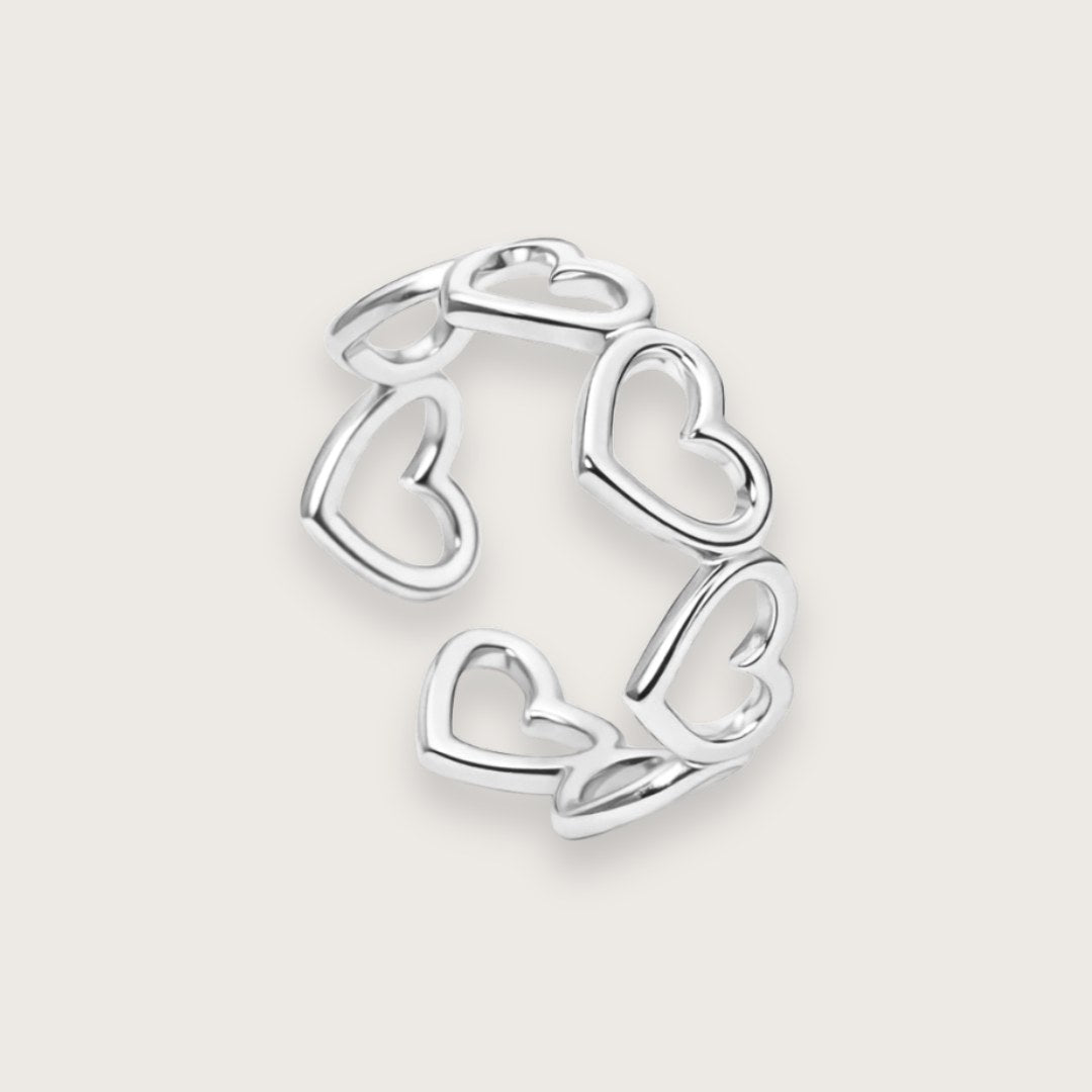 Smuk og enkel hjertering i sølvfarvet rustfrit stål.
En trendy hjertering i minimalistisk design, der giver lidt kant til det søde hjertemotiv,
Lilous simple udformning gør den både velegnet som hverdagsring og som del af et ring-stacking look, hvor den komplimenterer forskellige statementringe for et eksklusivt, sammensat udtryk.
Hjerteringen er fremstillet i rustfrit stål og er derfor både vandfast, allergivenlig og slidstærk.
Lilou hjerteringen findes også i 18k forgyldt rustfrit stål.