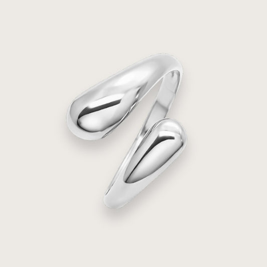 Elegant slå-om-ring i klassisk design
Vandfast ring, der tåler vand og hverdag
Perfekt til mix 'n match og ringstacking med andre sølvringe
Liors enkle slå-om-design gør ringen velegnet som hverdagsring og som del af et ring-stacking look med andre sølvringe.
Slå-om-ringen er justerbar og kan derfor nemt bruges på forskellige fingre og kombineres med dine andre smykkefavoritter.
Ringen er justerbar fra størrelse 49-54. Nem at justere.
Vandfast ring til kvinder