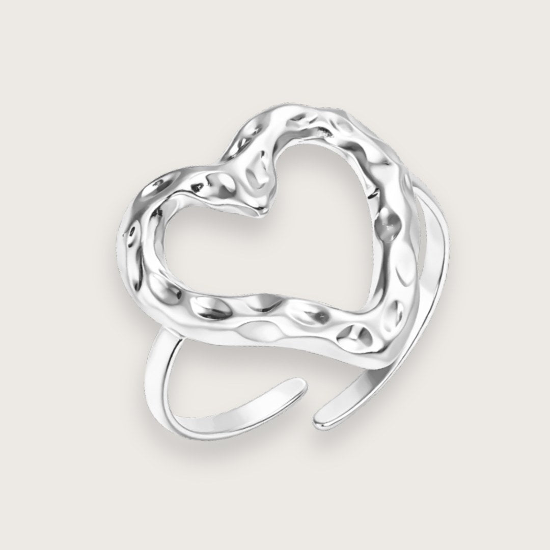 Smuk og skulpturel hjerteformet ring i sølvtonet rustfrit stål.
Der findes næppe et mere klassisk motiv end det lille hjerte, og denne sølvfarvede ring finder en plads i de flestes hjerter.
Giv hjerteringen til dig selv eller en, du holder af – for hvem kan blive andet end glad af at se et smukt lille guldglimt af kærlighed og blive mindet om den kærlige tanke, der ligger bag?
Eve-ringen er smuk i sig selv, men kan også med fordel kombineres med andre skønne sølvringe for et endnu mere personligt u