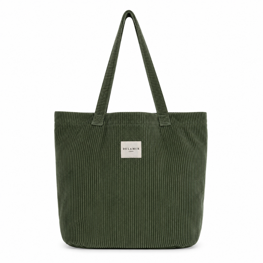 Klassisk tote bag i lækkert grønt bomuldsfløjl fra det spanske mærke De la Mur.
Alle De la Murs tasker er fremstillet i Spanien af lokale tekstiler.
Stor shopper-taske med skulderstropper i tykt grønt fløjlsstof.
Chantilly-muleposen har to skulderstropper, og selve tasken måler 50 x 39 cm.
Stor tote bag i grønt bomuldsfløjl. Stor tote til skolebrug.