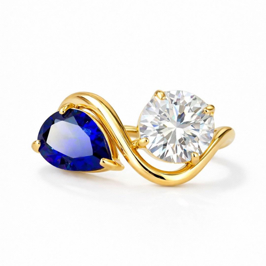 18k forgyldt ring med zirkoner
beverly er en klassisk vintage-inspireret cocktailring med en dråbeformet blå zirkon og en klar rund zirkon.
Designet trækker tydeligt på heirloom- og art deco-referencer.
Legacy Collection
Inspireret af old money og art deco med referencer til klassiske heirloom pieces.
heirloom ring med sten i diamant og safir look