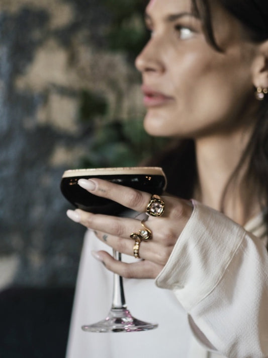 18k forgyldt cocktailring funklende, lyserød zirkon
Mabel-ringen ligner noget, der hører hjemme i et antikt smykkeskrin. Den store funklende sten med, den markante guldfatning og de bløde linjer giver klare art deco-referencer og den der tunge, eksklusive følelse, man forbinder med de klassiske cocktailringe.
Mabel er en cocktailring, der tager plads og gør det med selvtillid.