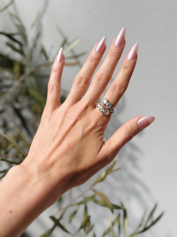 18k forgyldt ring med zirkoner

Shirley er en smuk coktailring med store runde zirkoner. Slå-om-designet og de funklende runde zirkoner giver ringen et elegant udtryk, der spiller flot op mod det markante statementudtryk, der kendtegner de klassiske cocktailringe.

Designet trækker tydeligt på heirloom-referencer, hvor form, sten og finish arbejder sammen om at skabe et mere eksklusivt look. 

vandfast ring med zirkoner
cocktailring
vintage ring
heirloom style jewelry
inspireret af arvesmykker