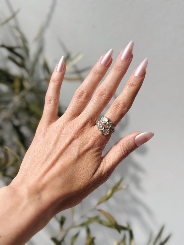 18k forgyldt ring med zirkoner

Shirley er en smuk coktailring med store runde zirkoner. Slå-om-designet og de funklende runde zirkoner giver ringen et elegant udtryk, der spiller flot op mod det markante statementudtryk, der kendtegner de klassiske cocktailringe.

Designet trækker tydeligt på heirloom-referencer, hvor form, sten og finish arbejder sammen om at skabe et mere eksklusivt look. 

vandfast ring med zirkoner
cocktailring
vintage ring
heirloom style jewelry
inspireret af arvesmykker