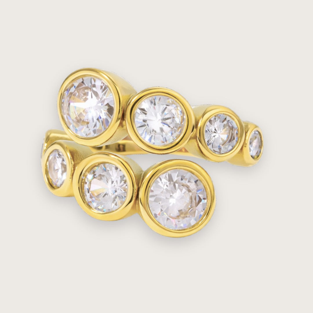 18k forgyldt ring med zirkoner

Shirley er en smuk coktailring med store runde zirkoner. Slå-om-designet og de funklende runde zirkoner giver ringen et elegant udtryk, der spiller flot op mod det markante statementudtryk, der kendtegner de klassiske cocktailringe.

Designet trækker tydeligt på heirloom-referencer, hvor form, sten og finish arbejder sammen om at skabe et mere eksklusivt look. 

vandfast ring med zirkoner
cocktailring
vintage ring
heirloom style jewelry
inspireret af arvesmykker

