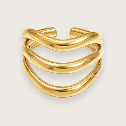 18k forgyldt ring med tre bånd

Skulpturel ring i guldbelagt rustfrit stål med tre bølgede bånd.&nbsp;

Freya er den perfekte ring til stacking, fordi det er den type ring, der får et sammensat look til at se gennemført ud.

Designet er enkelt og minimalistisk og matcher flot med andre forgyldte ringe, og designet med de tre bånd giver en fin fylde blandt andre guldringe.&nbsp;

Freya-ringen er justerbar, PVD-forgyldt og vandfast.