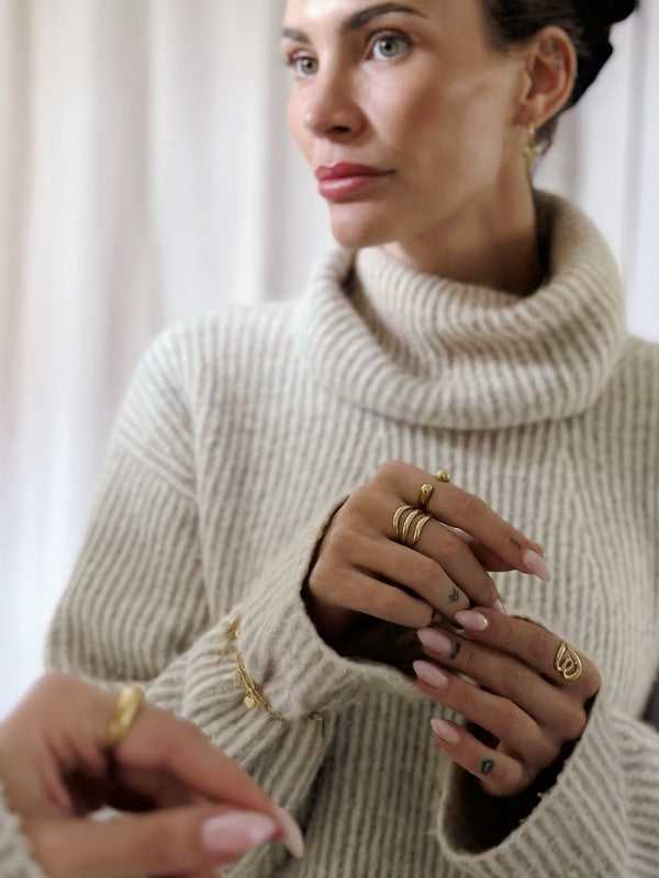 18k forgyldt ring med tre bånd

Skulpturel ring i guldbelagt rustfrit stål med tre bølgede bånd.&nbsp;

Freya er den perfekte ring til stacking, fordi det er den type ring, der får et sammensat look til at se gennemført ud.

Designet er enkelt og minimalistisk og matcher flot med andre forgyldte ringe, og designet med de tre bånd giver en fin fylde blandt andre guldringe.&nbsp;

Freya-ringen er justerbar, PVD-forgyldt og vandfast.