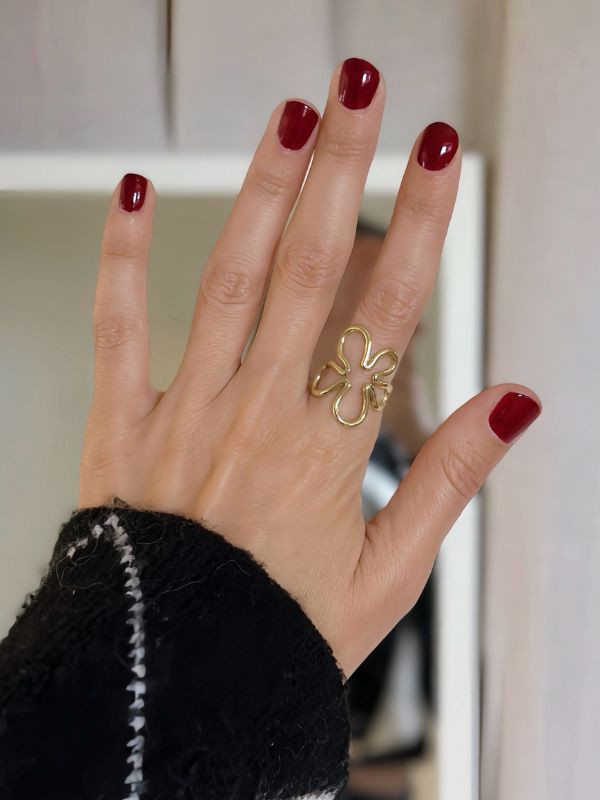 Indie 18k forgyldt ring med æstetisk blomsterdesign

Skulpturel ring i guldbelagt rustfrit stål med et organisk, bølget design.&nbsp;

En smuk blomsterring med et skulpturelt look, der løfter enhver ringstack og matcher flot med andre elegante guldringe.&nbsp;

Indie-ringen er justerbar, PVD-forgyldt og vandfast.

En smuk ring, der er perfekt til stacking med andre forgyldte ringe, men også sagtens kan bære looket alene.&nbsp;