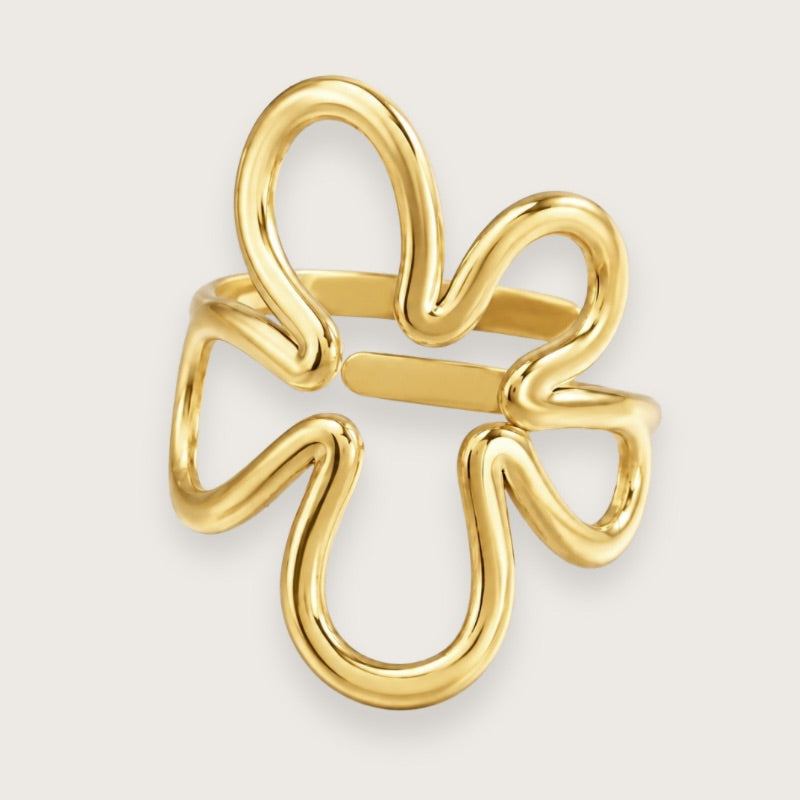 Indie 18k forgyldt ring med æstetisk blomsterdesign

Skulpturel ring i guldbelagt rustfrit stål med et organisk, bølget design.&nbsp;

En smuk blomsterring med et skulpturelt look, der løfter enhver ringstack og matcher flot med andre elegante guldringe.&nbsp;

Indie-ringen er justerbar, PVD-forgyldt og vandfast.

En smuk ring, der er perfekt til stacking med andre forgyldte ringe, men også sagtens kan bære looket alene.&nbsp;