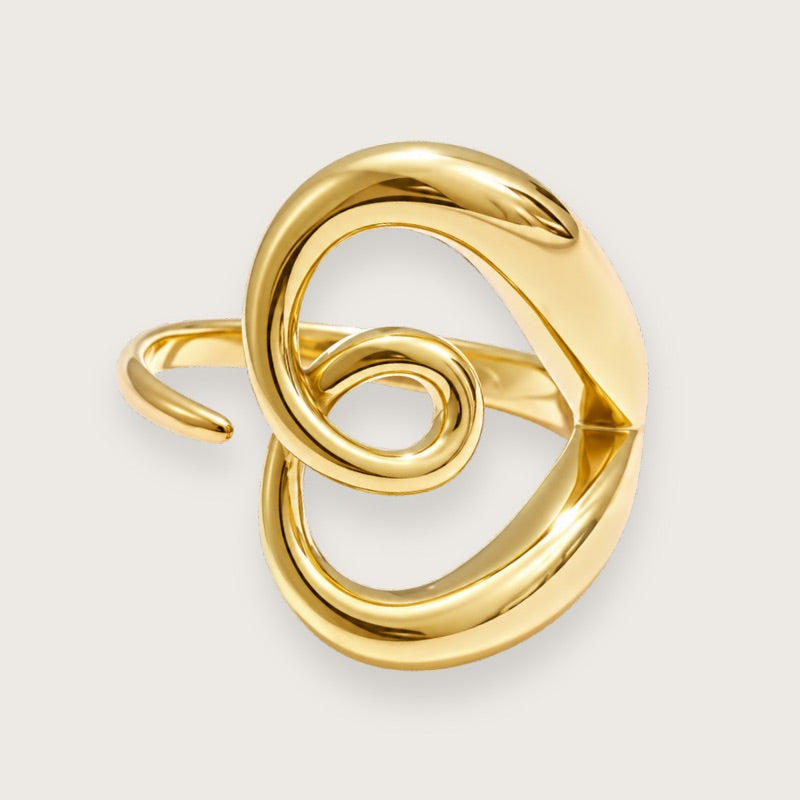 Millie 18k forgyldt ring med diskret hjerteform

Skulpturel ring i guldbelagt rustfrit stål med et organisk, snoet design. Kigger du efter, gemmer der sig et hjerte i formen, men i modsætning til mere hjerteringe er Millie mere cool end cute.

Millie-ringen er justerbar, PVD-forgyldt og vandfast.

En ring med blikfang og lidt kant, der er perfekt til stacking med andre guldringe, men sagtens kan bære looket alene.&nbsp;