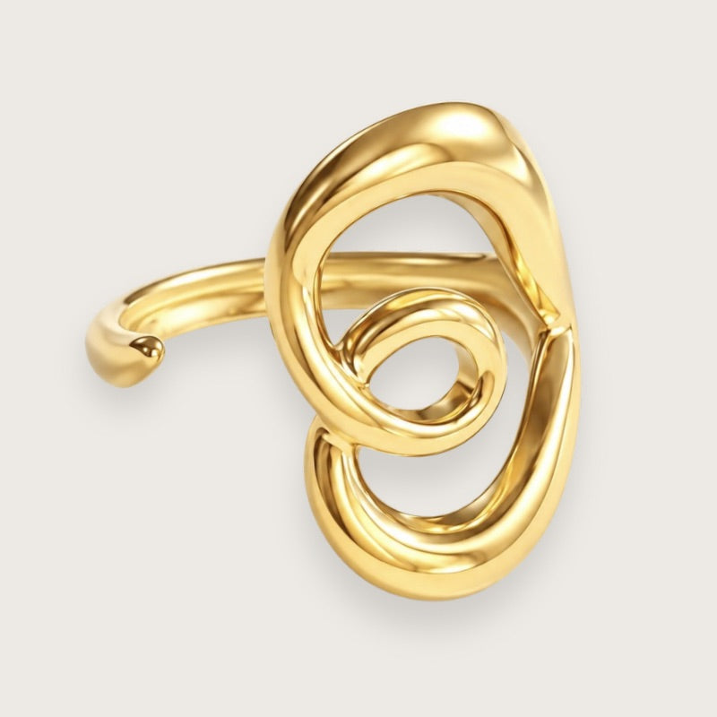 Millie 18k forgyldt ring med diskret hjerteform

Skulpturel ring i guldbelagt rustfrit stål med et organisk, snoet design. Kigger du efter, gemmer der sig et hjerte i formen, men i modsætning til mere hjerteringe er Millie mere cool end cute.

Millie-ringen er justerbar, PVD-forgyldt og vandfast.

En ring med blikfang og lidt kant, der er perfekt til stacking med andre guldringe, men sagtens kan bære looket alene.&nbsp;