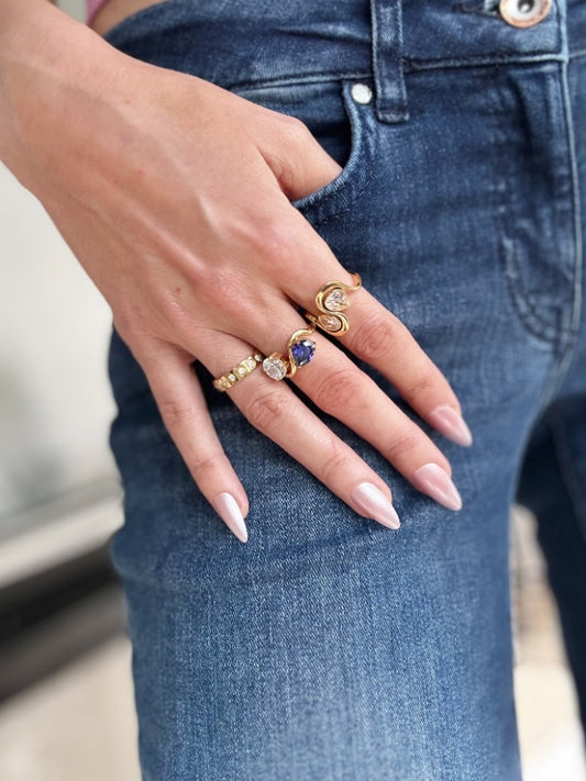 18k forgyldt ring med zirkoner
Designet trækker tydeligt på heirloom- og art deco-referencer.
Legacy Collection
Inspireret af old money og art deco med referencer til klassiske heirloom pieces.
heirloom ring