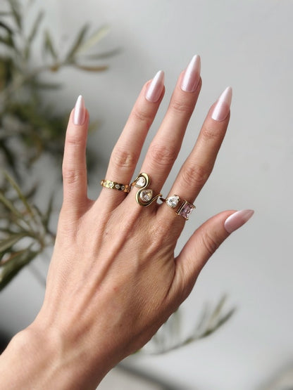 18k forgyldt ring med zirkoner

Designet trækker tydeligt på heirloom- og art deco-referencer.

Legacy Collection

Inspireret af old money og art deco med referencer til klassiske heirloom pieces.

heirloom ring
