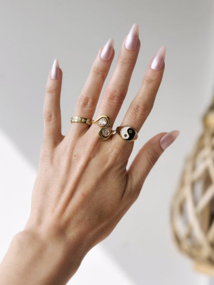 18k forgyldt ring med zirkoner

Designet trækker tydeligt på heirloom- og art deco-referencer.

Legacy Collection

Inspireret af old money og art deco med referencer til klassiske heirloom pieces.

heirloom ring