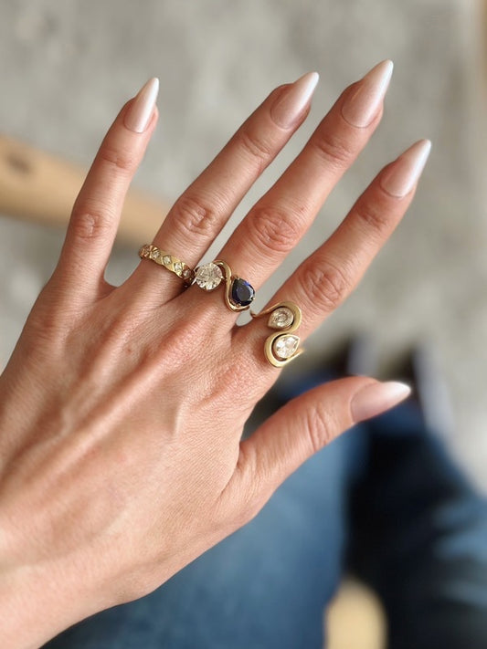 18k forgyldt ring med zirkoner
Designet trækker tydeligt på heirloom- og art deco-referencer.
Legacy Collection
Inspireret af old money og art deco med referencer til klassiske heirloom pieces.
heirloom ring