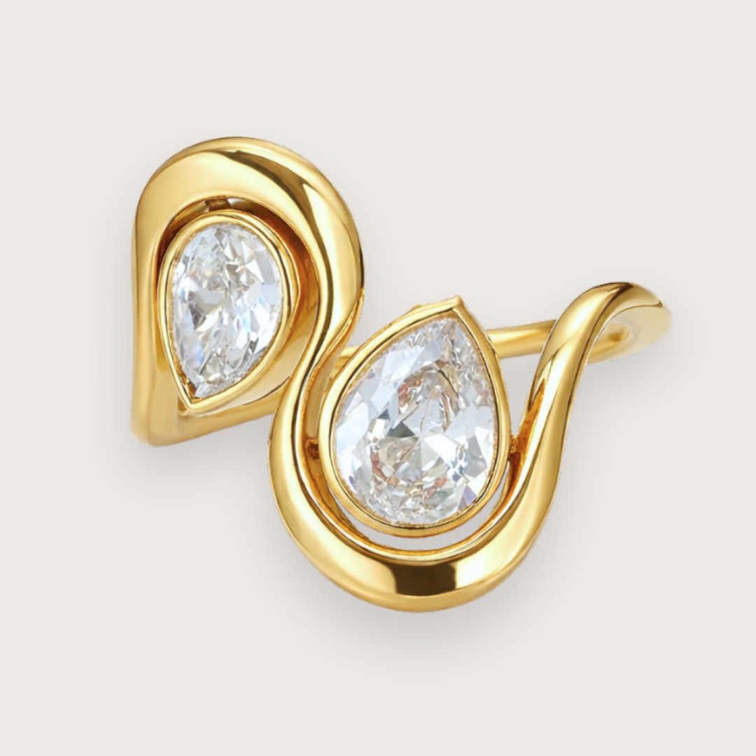 18k forgyldt ring med zirkoner

Shirley er en ring med en bølgende, skulpturel form med to store dråbeformede zirkoner. Den åbne silhuet og de bløde kurver giver et mere markant, statement-præget udtryk, der er så klassisk smukt, at det stadig føles elegant og balanceret.

Designet trækker tydeligt på heirloom- og art deco-referencer.

Legacy Collection

Inspireret af old money og art deco med referencer til klassiske heirloom pieces.

heirloom ring