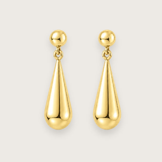 Lacey 18k forgyldte dråbeøreinge&nbsp;

Øreringene med raindrop-design, der matcher vores populære Lacey og Billie-halskæder

Elegante dråbeformede øreringe i guldbelagt rustfrit stål.

De klassiske dråbeformede øreringe passer til alle lejligheder og matcher flot med de fleste andre guldsmykker.

Lacey-øreringene er PVD-forgyldte og vandfaste.

En ring med blikfang og lidt kant, der er perfekt til stacking med andre guldringe, men sagtens kan bære looket alene.&nbsp;