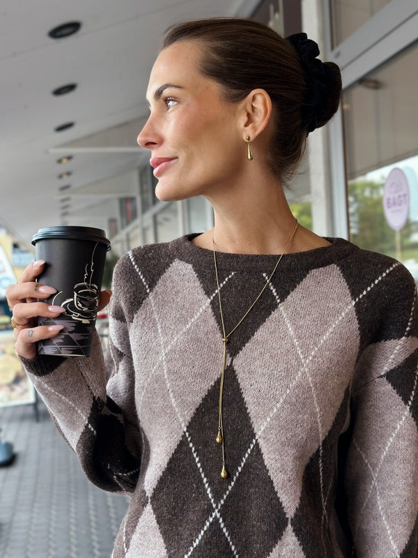 Lacey 18k forgyldte dråbeøreinge&nbsp;

Øreringene med raindrop-design, der matcher vores populære Lacey og Billie-halskæder

Elegante dråbeformede øreringe i guldbelagt rustfrit stål.

De klassiske dråbeformede øreringe passer til alle lejligheder og matcher flot med de fleste andre guldsmykker.

Lacey-øreringene er PVD-forgyldte og vandfaste.

En ring med blikfang og lidt kant, der er perfekt til stacking med andre guldringe, men sagtens kan bære looket alene.&nbsp;