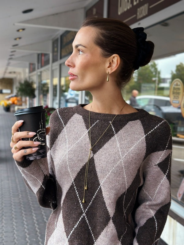 Lacey 18k forgyldte dråbeøreinge&nbsp;

Øreringene med raindrop-design, der matcher vores populære Lacey og Billie-halskæder

Elegante dråbeformede øreringe i guldbelagt rustfrit stål.

De klassiske dråbeformede øreringe passer til alle lejligheder og matcher flot med de fleste andre guldsmykker.

Lacey-øreringene er PVD-forgyldte og vandfaste.

En ring med blikfang og lidt kant, der er perfekt til stacking med andre guldringe, men sagtens kan bære looket alene.&nbsp;