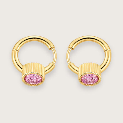 18k forgyldte hoops med lyserøde zirkoner

Små hoops med en pink sten, der føles mere eksklusiv end cute. Den rillede guldkant og den klare facetterede sten giver et hint af vintage og klassiske heirloom vibes.

De smukke Rosie-hoops fungerer både alene for et clean look eller sammen med andre klassiske guldøreringe, hvis du vil have lidt mere stacked energi.

Hoop-øreringene er fremstillet i rustfrit stål med 18k PVD-belægning