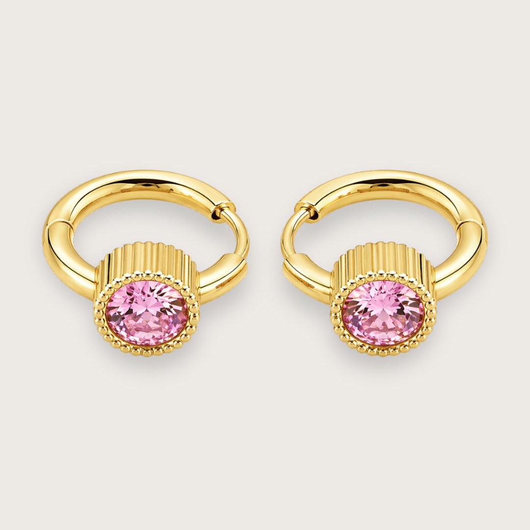 18k forgyldte hoops med lyserøde zirkoner

Små hoops med en pink sten, der føles mere eksklusiv end cute. Den rillede guldkant og den klare facetterede sten giver et hint af vintage og klassiske heirloom vibes.

De smukke Rosie-hoops fungerer både alene for et clean look eller sammen med andre klassiske guldøreringe, hvis du vil have lidt mere stacked energi.

Hoop-øreringene er fremstillet i rustfrit stål med 18k PVD-belægning