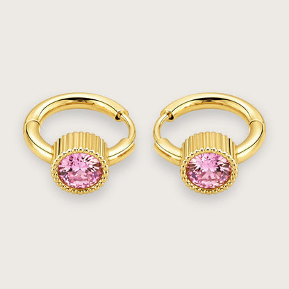 18k forgyldte hoops med lyserøde zirkoner

Små hoops med en pink sten, der føles mere eksklusiv end cute. Den rillede guldkant og den klare facetterede sten giver et hint af vintage og klassiske heirloom vibes.

De smukke Rosie-hoops fungerer både alene for et clean look eller sammen med andre klassiske guldøreringe, hvis du vil have lidt mere stacked energi.

Hoop-øreringene er fremstillet i rustfrit stål med 18k PVD-belægning