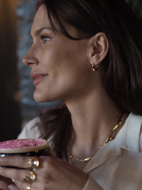 18k forgyldte hoops med lyserøde zirkoner

Små hoops med en pink sten, der føles mere eksklusiv end cute. Den rillede guldkant og den klare facetterede sten giver et hint af vintage og klassiske heirloom vibes.

De smukke Rosie-hoops fungerer både alene for et clean look eller sammen med andre klassiske guldøreringe, hvis du vil have lidt mere stacked energi.

Hoop-øreringene er fremstillet i rustfrit stål med 18k PVD-belægning