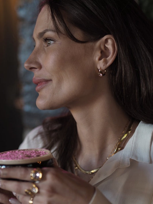 18k forgyldte hoops med lyserøde zirkoner

Små hoops med en pink sten, der føles mere eksklusiv end cute. Den rillede guldkant og den klare facetterede sten giver et hint af vintage og klassiske heirloom vibes.

De smukke Rosie-hoops fungerer både alene for et clean look eller sammen med andre klassiske guldøreringe, hvis du vil have lidt mere stacked energi.

Hoop-øreringene er fremstillet i rustfrit stål med 18k PVD-belægning