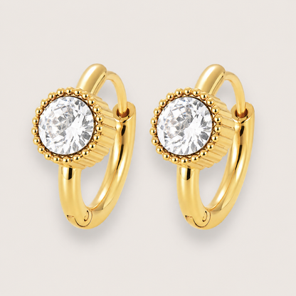 18k forgyldte hoops med zirkoner

Små hoops med store zirkoner. Den rillede guldkant og den klare facetterede sten giver et hint af vintage og klassiske heirloom vibes.

De smukke Rosie-hoops fungerer både alene for et clean look eller sammen med andre klassiske guldøreringe, hvis du vil have lidt mere stacked energi.

Hoop-øreringene er fremstillet i rustfrit stål med 18k PVD-belægning