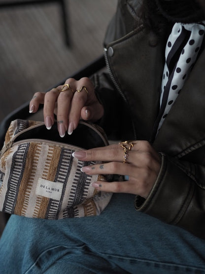 Lavigny  – Rummelig toilettaske i stribet mønster