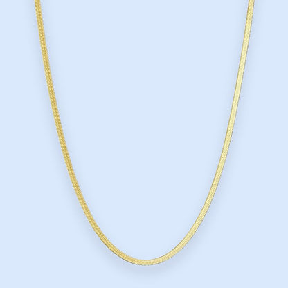 Klassisk flad snake chain-halskæde i 18k forgyldt rustfrit stål

Klassisk og tidløst design
Vandfast og slidstærk
Smuk til mix 'n match med andre halskæder

Den forgyldte Zoé flat snake chain-halskæde er det perfekte match med andre guldhalskæder, fordi den bidrager med et eksklusivt udtryk uden at stjæle for meget fokus.&nbsp;

Zoé er en helt klassisk snake chain-halskæde, som alle bør have i deres smykkeskrin. Halskædens klassiske design fungerer til både hverdag, fest