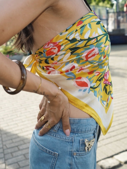 Gloria satintørklæde med blomsterprint – Gult