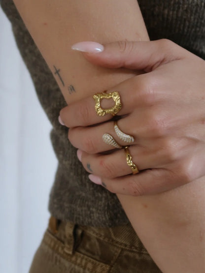 Delphine ring med hvid emalje – Guldbelagt