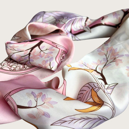 Katniss satintørklæde med blomstermotiv