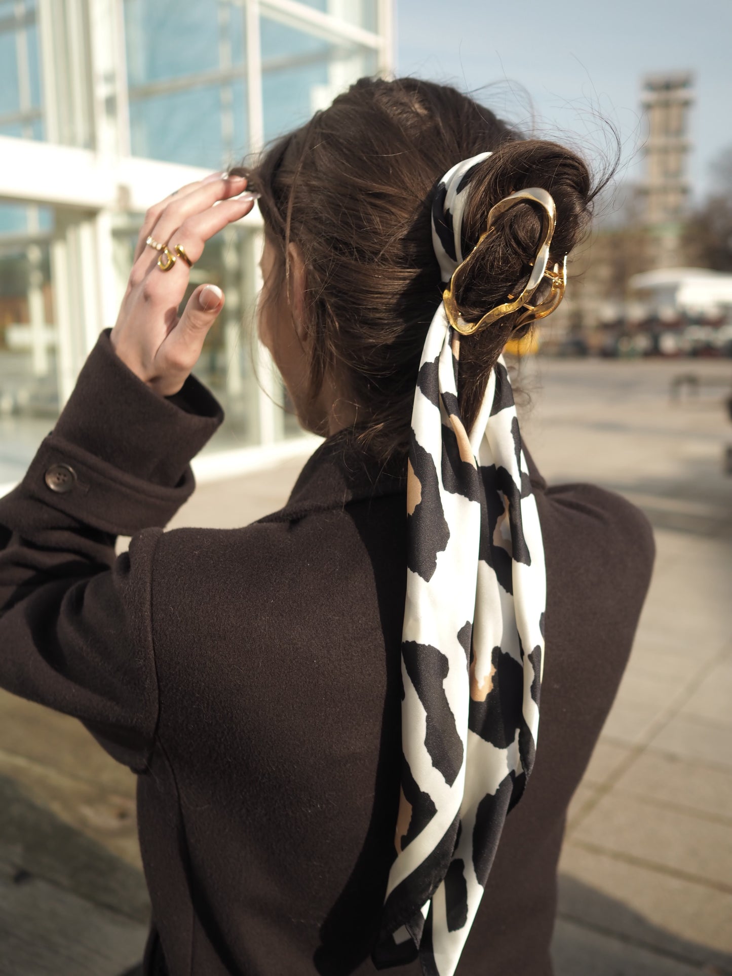 Matilda cremefarvet satintørklæde med leoprint og sort kant