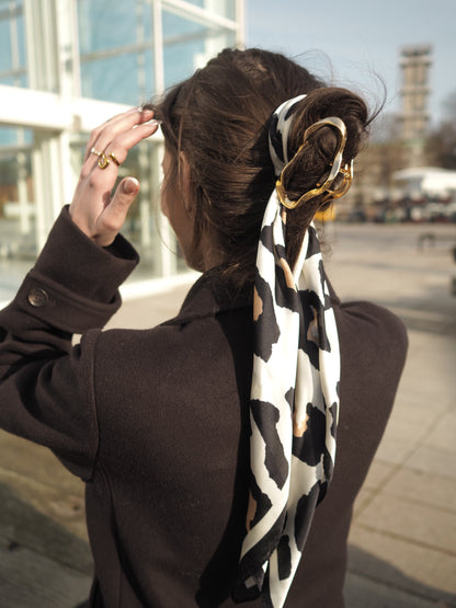 Matilda cremefarvet satintørklæde med leoprint og sort kant