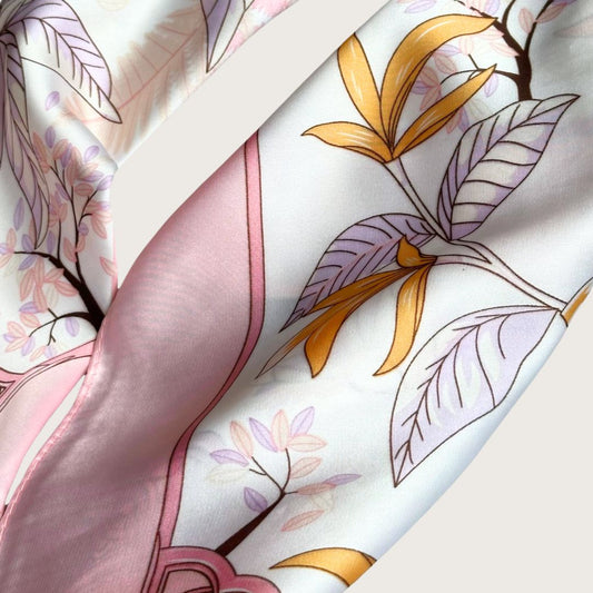 Katniss satintørklæde med blomstermotiv