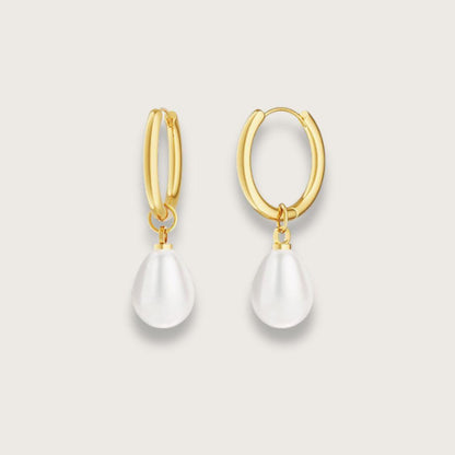 Smukke guldbelagte øreringe med perlevedhæng. Klassisk og tidløst design. Slidstærk, vandfast guldbelægning. Elegant og enkelt perlevedhæng.