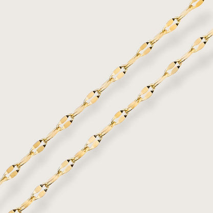 Tynd 2 mm lip chain-halskæde i 18k forgyldt stål med glimtende, lysreflekterende led. Vandfaste smykker til kvinder. Vandfast halskæde basiskæde til mig og match med andre guldhalskæder. 