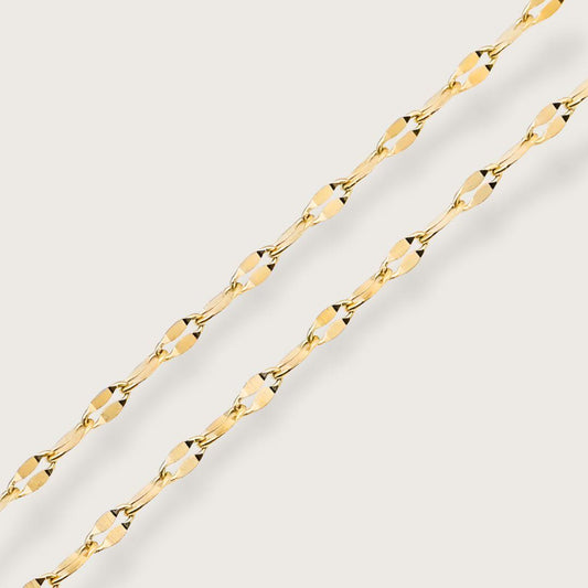 Tynd 2 mm lip chain-halskæde i 18k forgyldt stål med glimtende, lysreflekterende led. Vandfaste smykker til kvinder. Vandfast halskæde basiskæde til mig og match med andre guldhalskæder. 