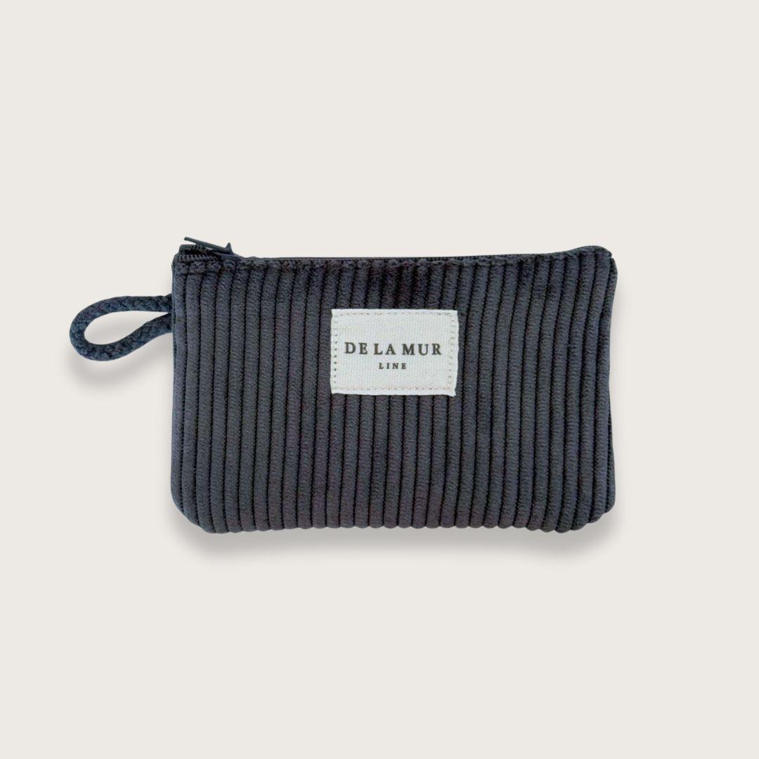 En lille klassisk pung i blødt mørkegråt bomuldsfløjl. Syet i Spanien af De la Mur. En skøn lille kortpung til kvinder, der værdsætter god kvalitet og tidløst design. Lille pung i mørkegråt bomuldsfløjl · Punge til kvinder · De la mur