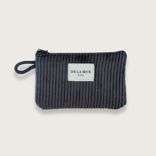 En lille klassisk pung i blødt mørkegråt bomuldsfløjl. Syet i Spanien af De la Mur. En skøn lille kortpung til kvinder, der værdsætter god kvalitet og tidløst design. Lille pung i mørkegråt bomuldsfløjl · Punge til kvinder · De la mur
