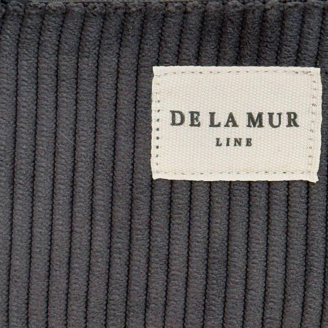 En lille klassisk pung i blødt mørkegråt bomuldsfløjl. Syet i Spanien af De la Mur. En skøn lille kortpung til kvinder, der værdsætter god kvalitet og tidløst design. Lille pung i mørkegråt bomuldsfløjl · Punge til kvinder · De la mur