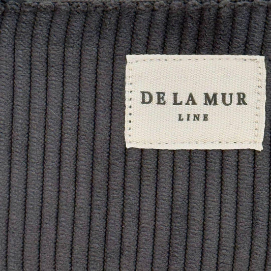 En lille klassisk pung i blødt mørkegråt bomuldsfløjl. Syet i Spanien af De la Mur. En skøn lille kortpung til kvinder, der værdsætter god kvalitet og tidløst design. Lille pung i mørkegråt bomuldsfløjl · Punge til kvinder · De la mur